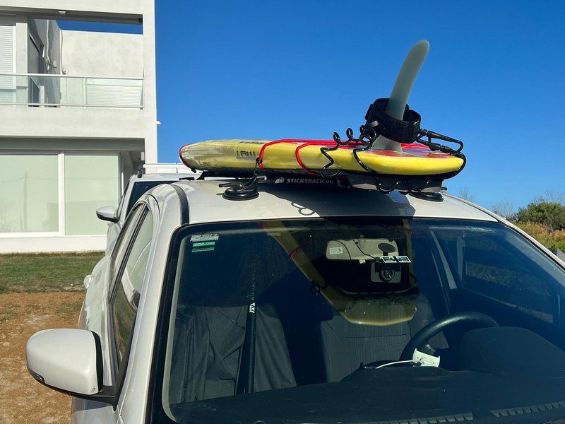 2023-01-29_Juanse cliente StickyRack junto barras universales con ventosas Suzuki DZire para tabla de SUP. standup paddle